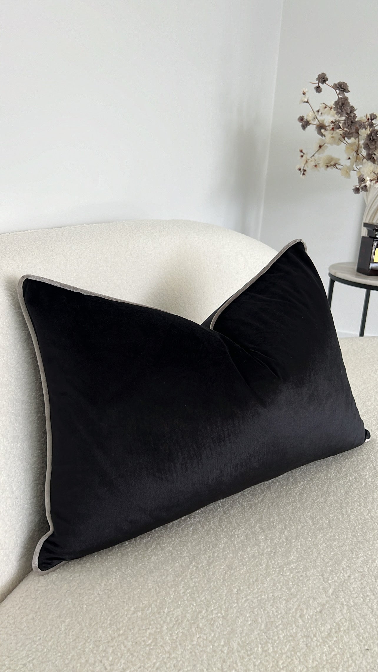 Hilton black/silver trim cushion