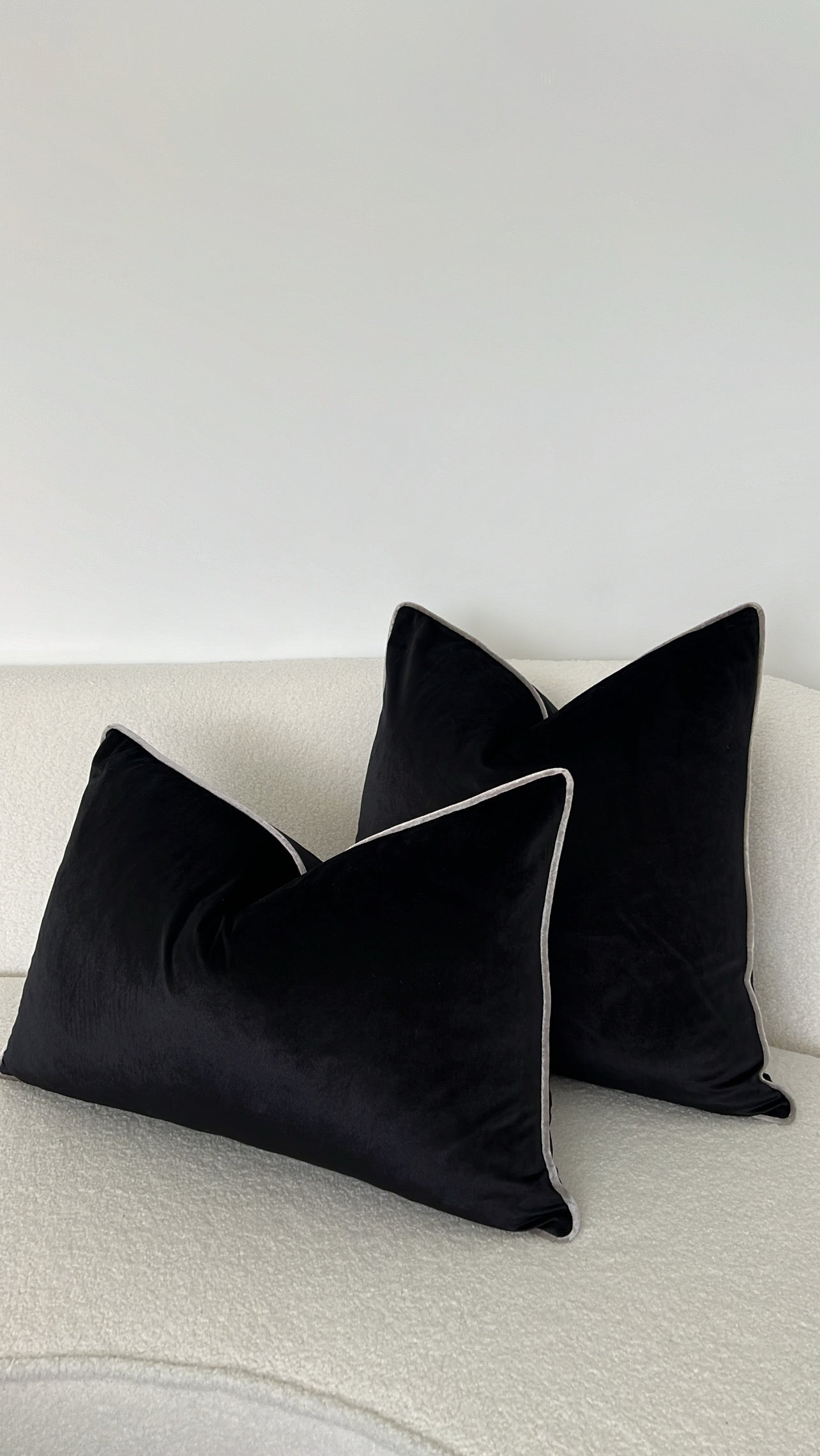 Hilton black/silver trim cushion