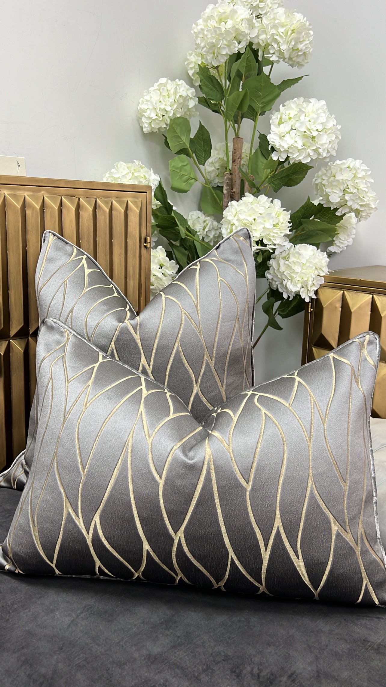 Zillara silver cushion