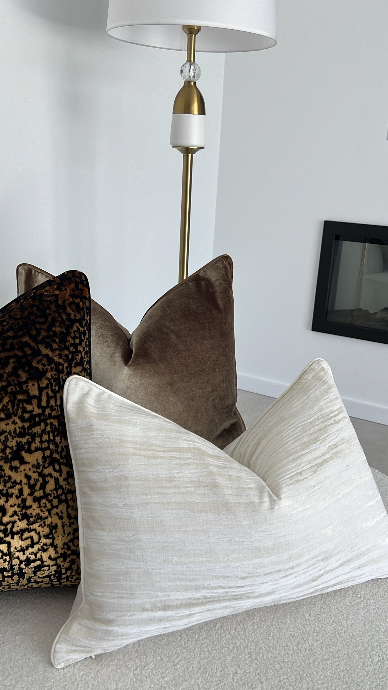 De-luxe brass velvet cushion