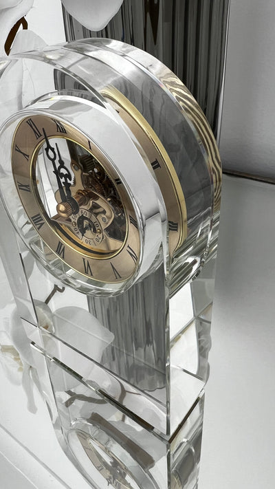 Crystal clear mechanical clock