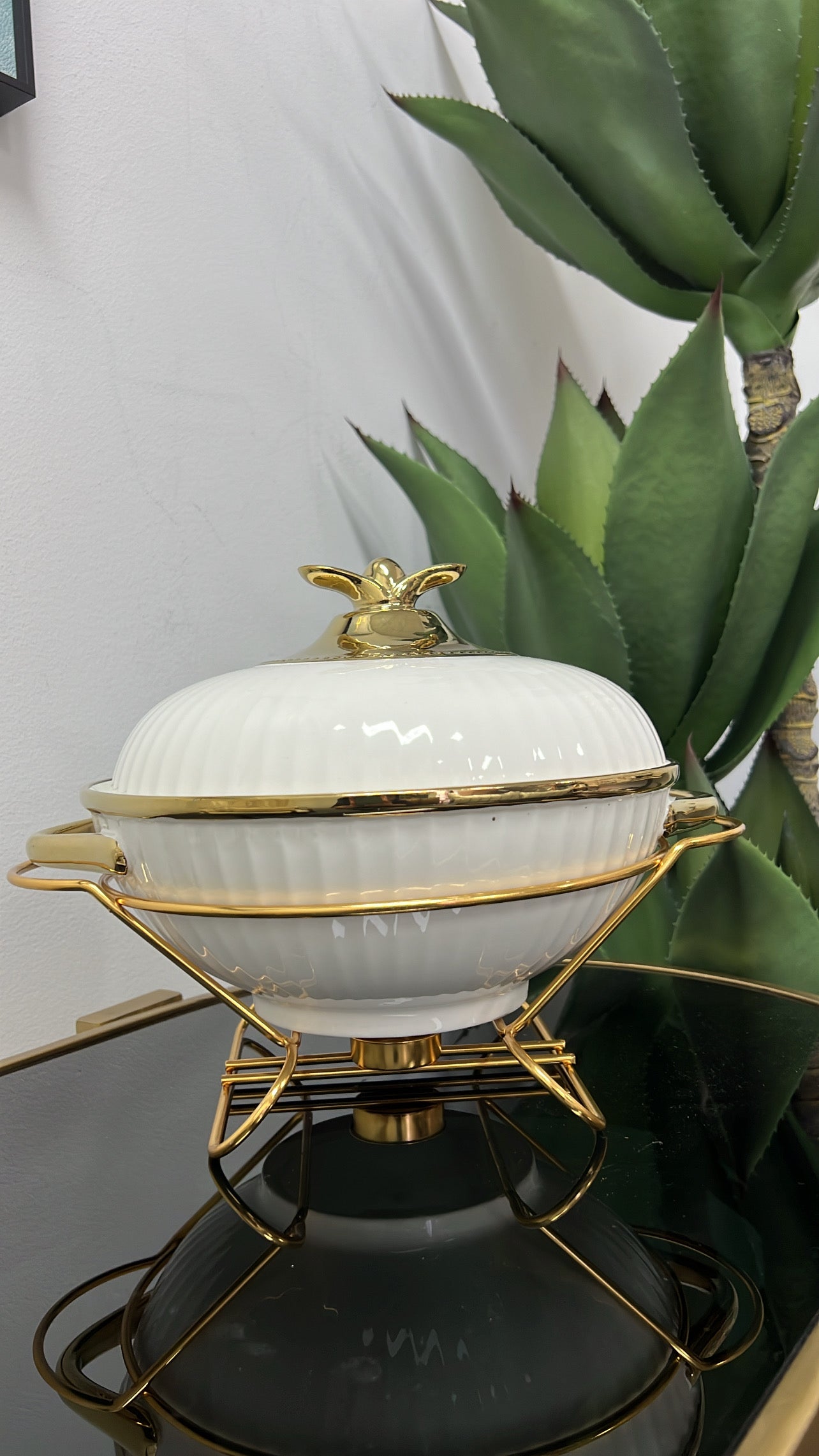 white and gold food warmer pot