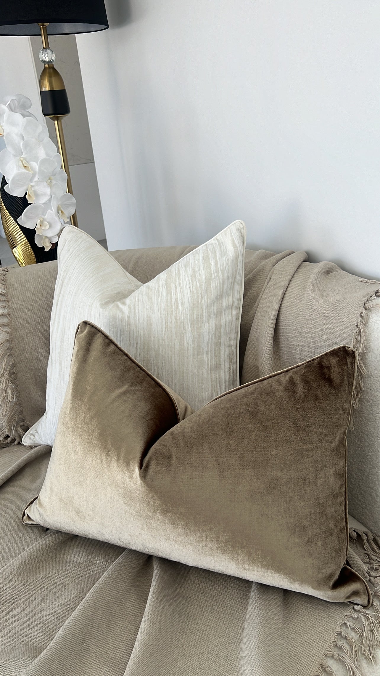 De-luxe brass velvet cushion