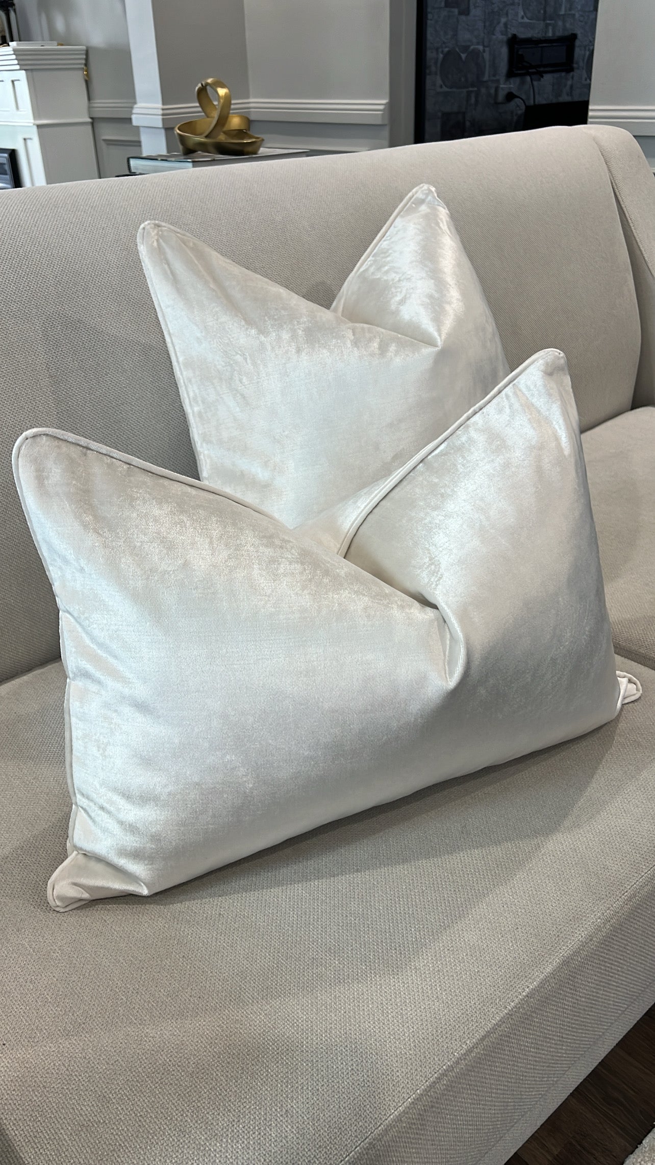 De-luxe pearl velvet cushion