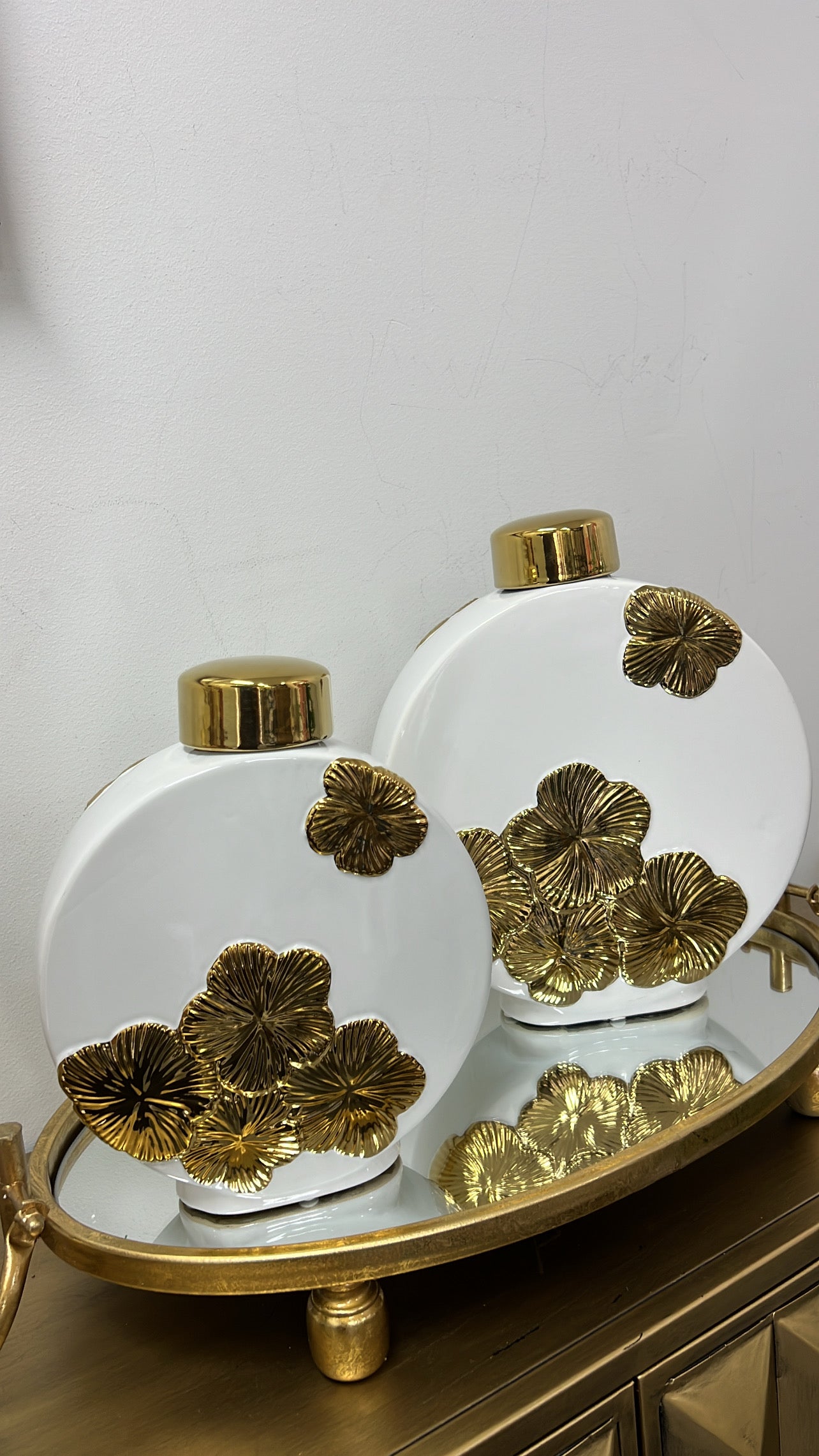 Daisy round white and gold Jar