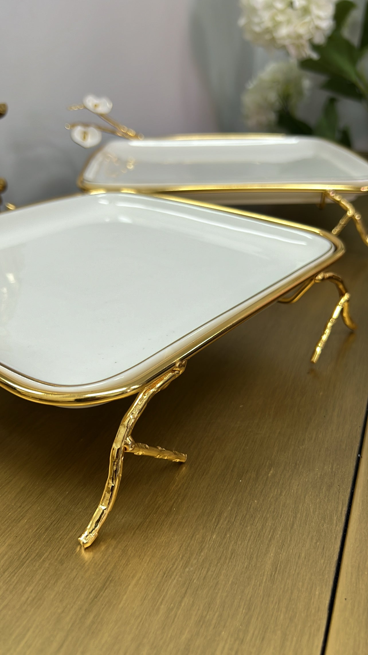 Tulip square gold and white serving platter