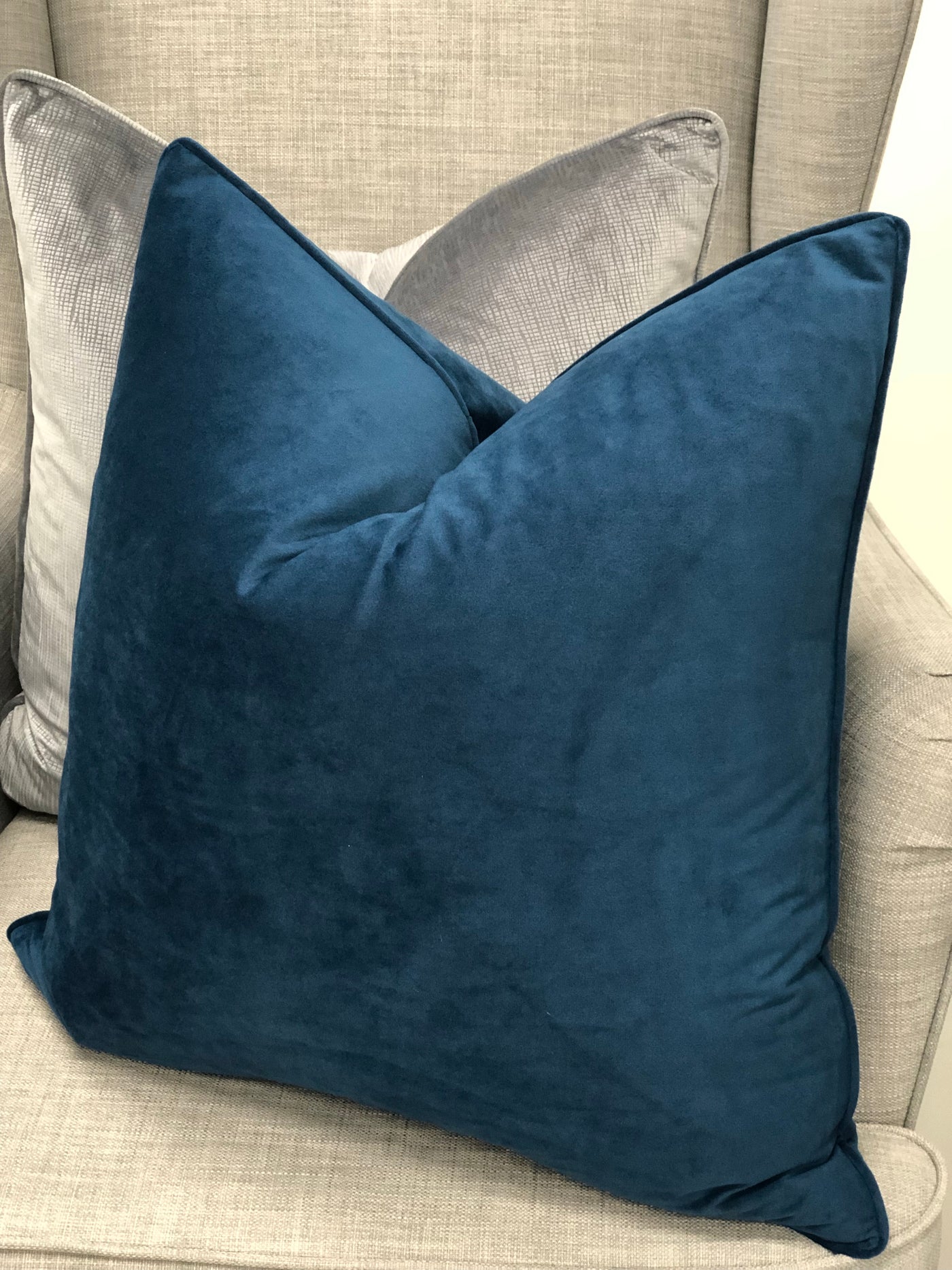 Amaya Luxe Velvet blue 55x55 - Luscious Homewares